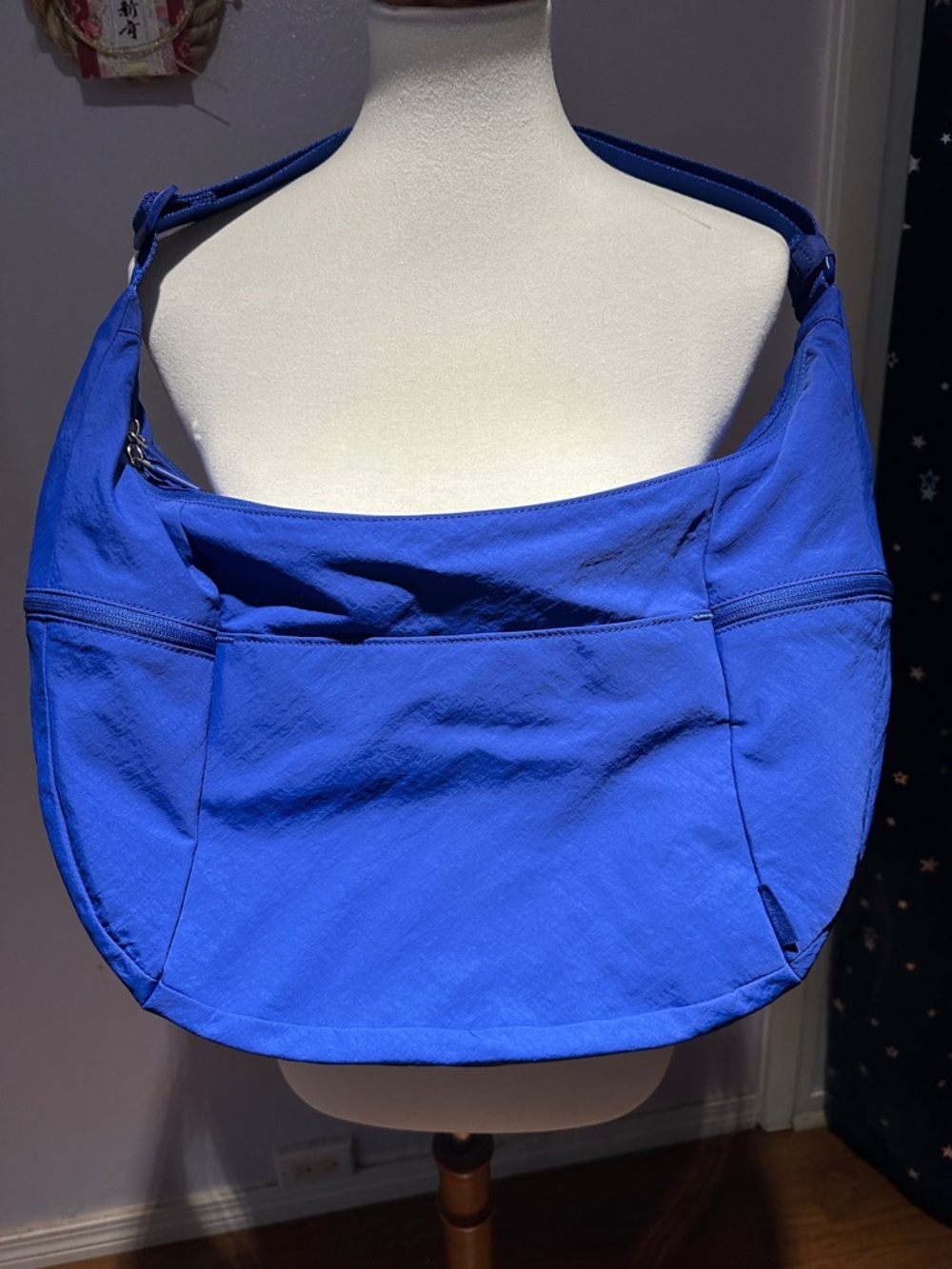 Lululemon Large slouchy sling bag. - Picture 5 of 8